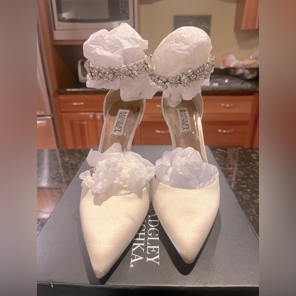 Badgley Mischka Evie Ivory Satin Heels 7.5